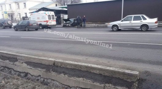 Пожилую женщину и ее внучку сбили на пешеходном переходе в Алматы