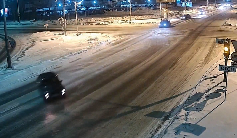 В Челябинске пьяный водитель 1,5 км вез на капоте сотрудника полиции
