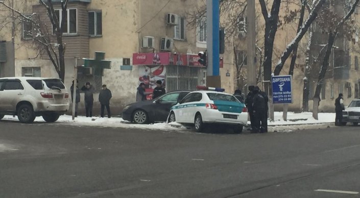 В Алматы полицейское авто столкнулось с Lexus