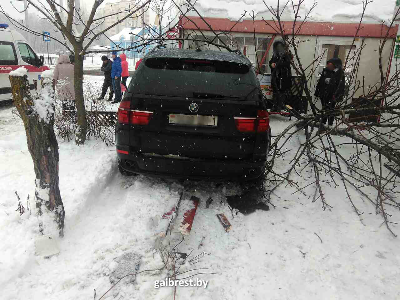 Под Витебском скорая наехала на маленькую девочку, выпавшую из санок