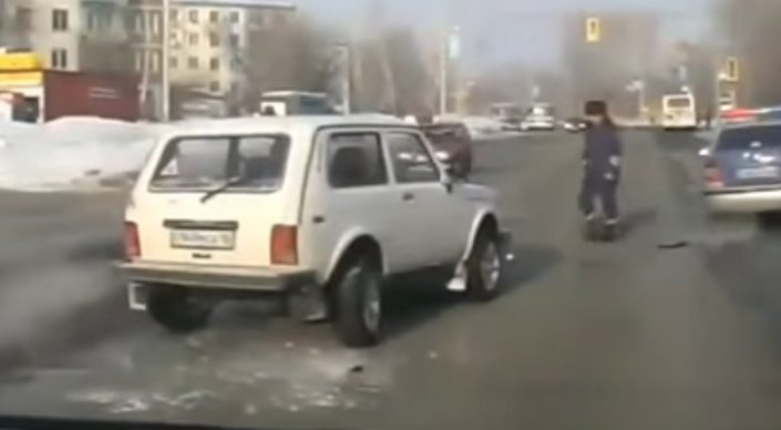 Полицейский врезался в "Ниву" в Усть-Каменогорске