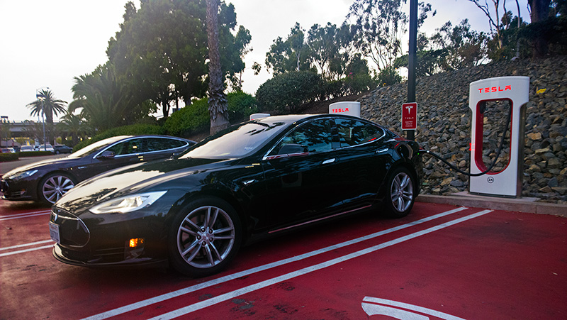 "Тесла" назвала стоимость зарядки на станциях Supercharger