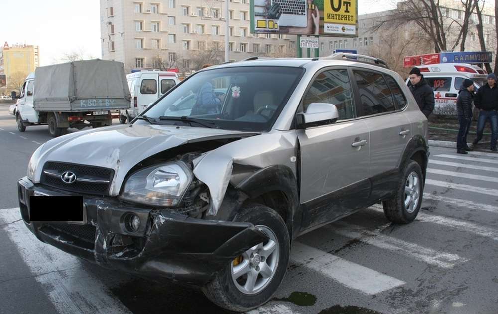 На центральной дороге Актау Hyundai Tucson врезался в торговый павильон