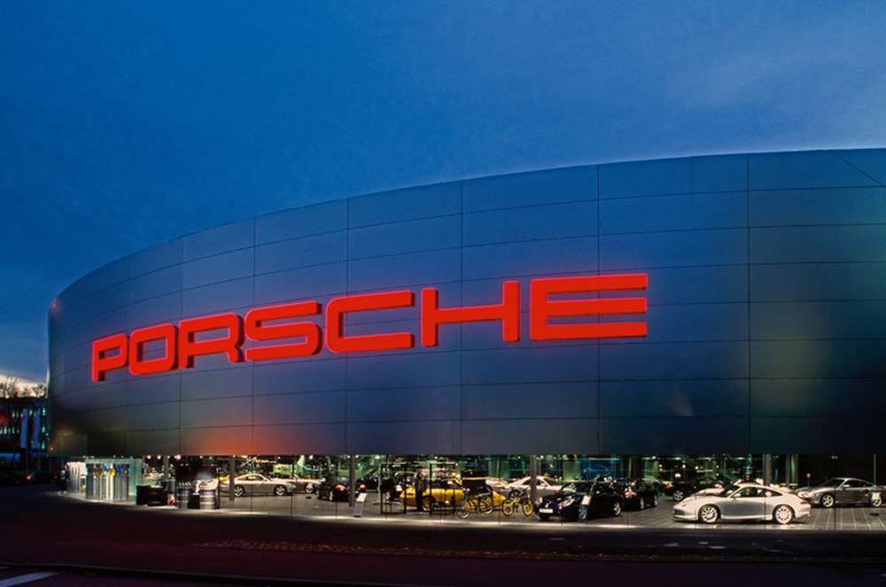 Суперкары Porsche один за другим "сгорают на работе"