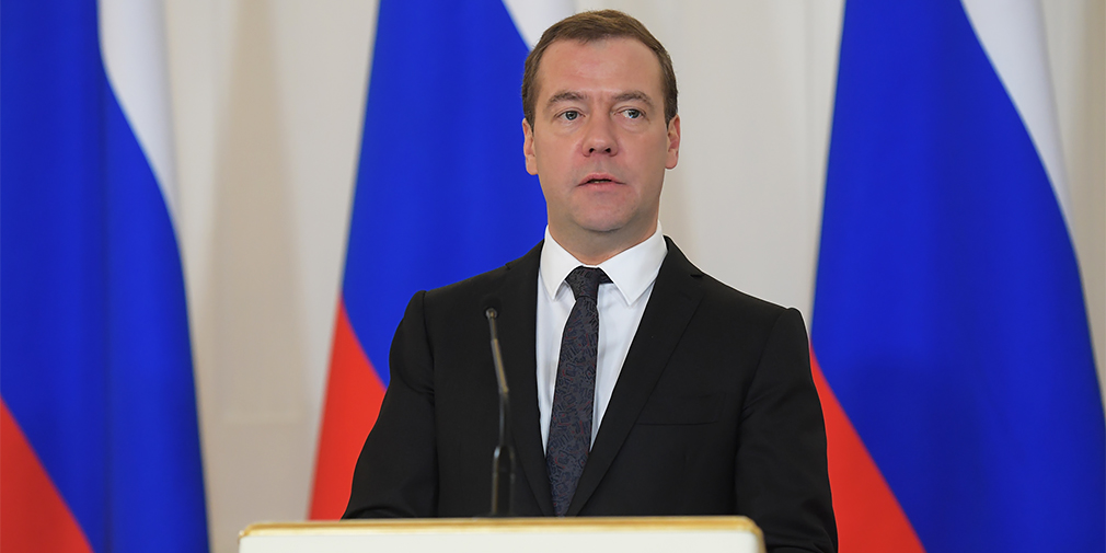 Дмитрий Медведев потребовал привести в порядок 85% дорог
