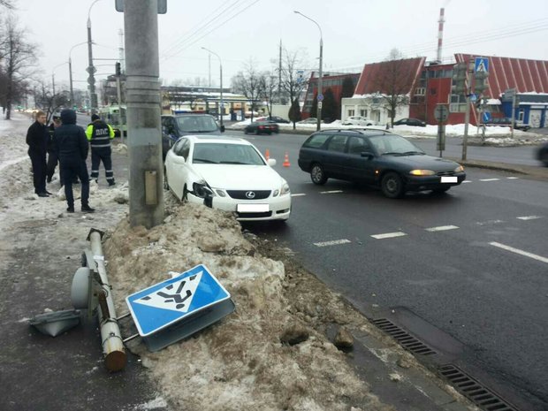 В Минске сбитый Lexus светофор упал на женщину