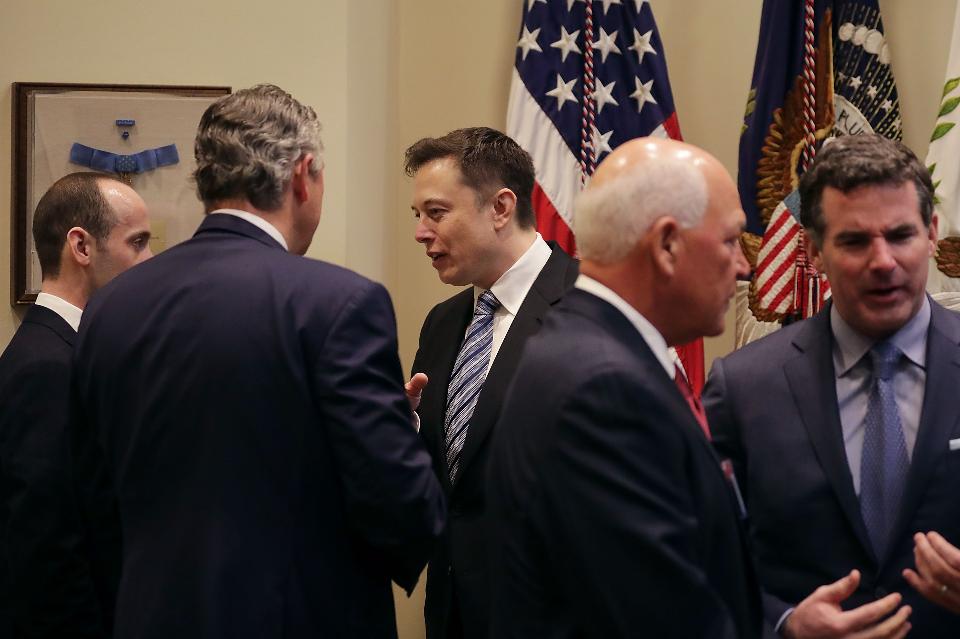 Илон Маск анонсировал появление полностью автономного Tesla через полгода