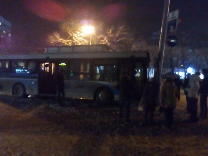 В Алматы автобус с пассажирами врезался в фонарный столб