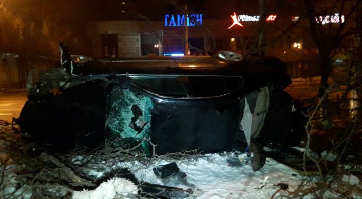 Автоледи на BMW попала в тяжелую аварию-"перевертыш" в Алматы