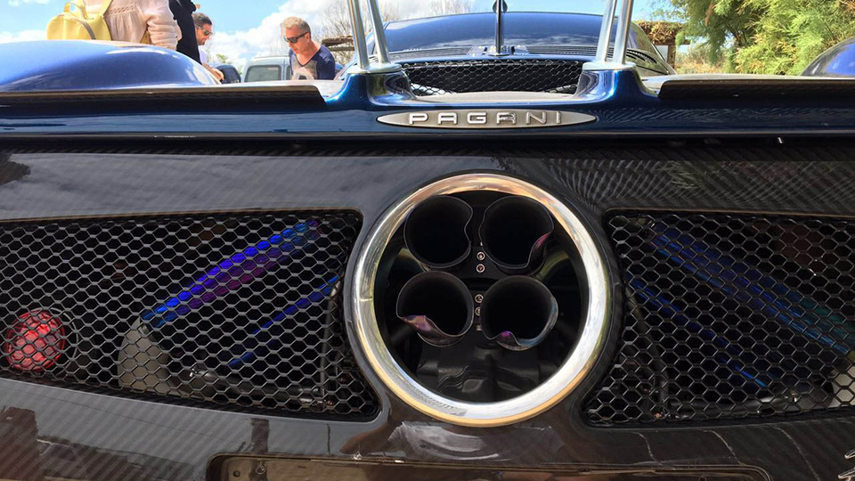 Уругваец попытался снять на видео суперкар Pagani и врезался в него