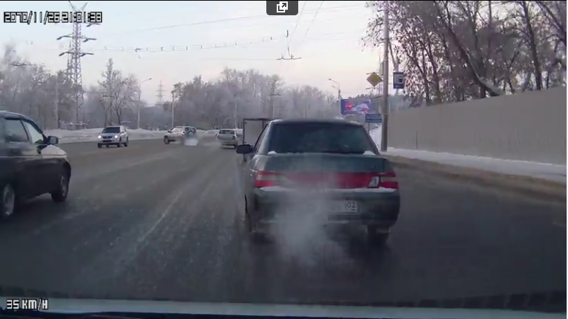 В Уфе автомобиль сбил дорожного рабочего
