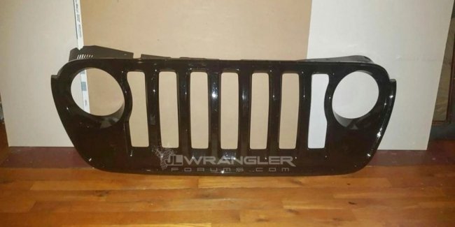 В сети рассекретили решётку радиатора нового Jeep Wrangler