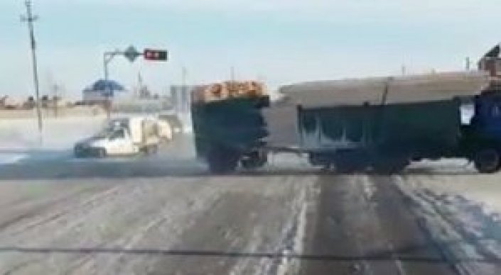 Видео ДТП груженого "КамАЗа" под Костанаем ужаснуло Сеть