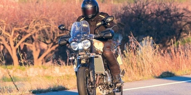 Первые шпионские фото Triumph Tiger 800