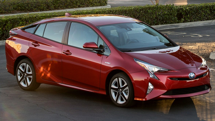 Гибрид Toyota Prius снова доступен в России