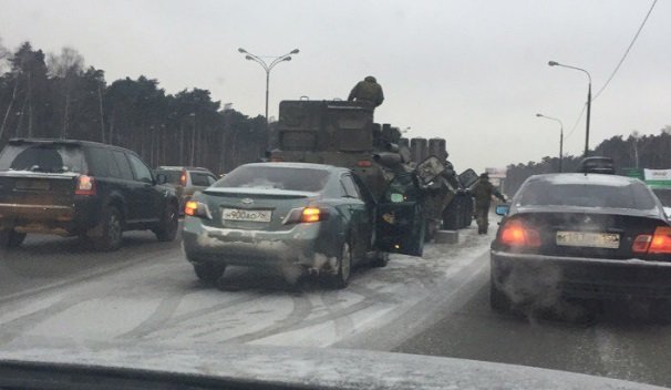 На МКАД иномарка протаранила военную колонну из БТР
