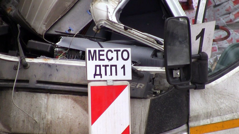 В результате столкновения автобуса и грузовика в Москве пострадали три человека