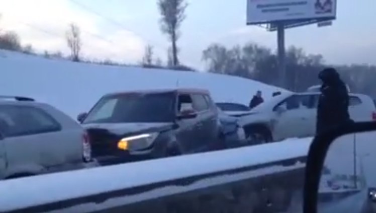 На МКАД в ДТП попали около 10 автомобилей