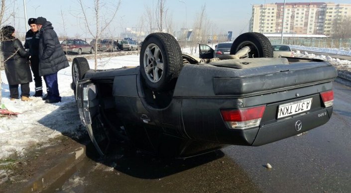 ДТП по проспекту Рыскулова в Алматы: Mercedes врезался в малолитражку и перевернулся
