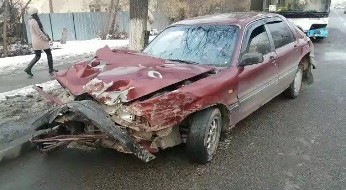 В Алматы автобус на полном ходу врезался в автомобиль на буксире