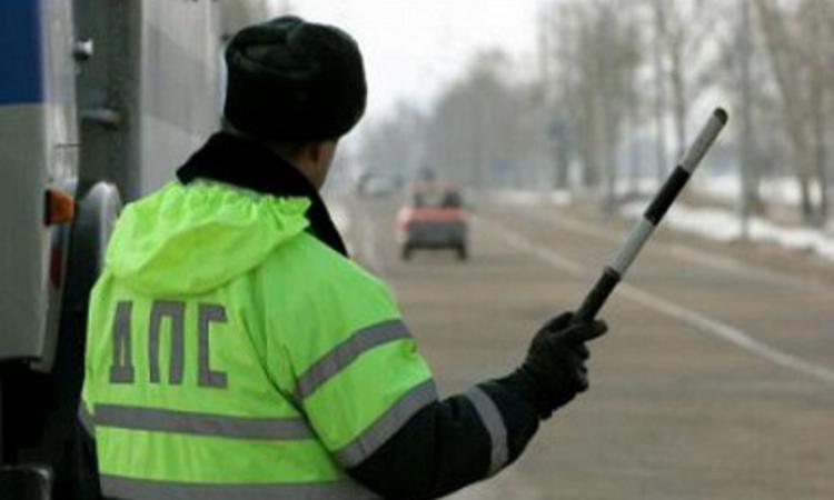 В Москве нарушивший ПДД водитель протащил полицейского по дороге