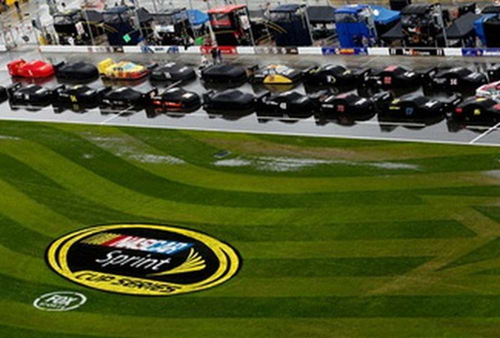 В США гонку NASCAR остановили из-за торнадо