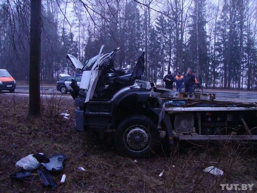 В Витебской области грузовой Mercedes вылетел в кювет и врезался в дерево