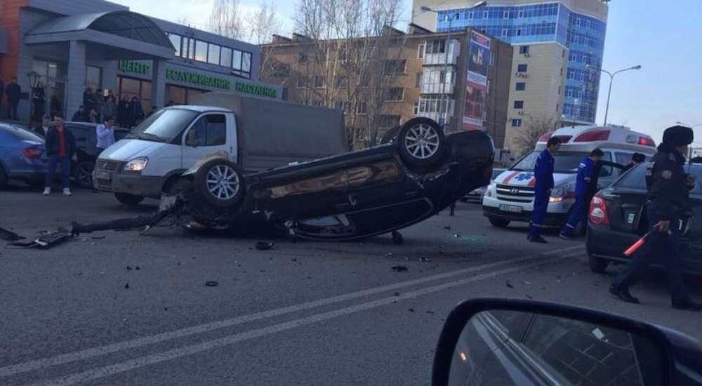 Авто выполнило сальто в ДТП в Астане
