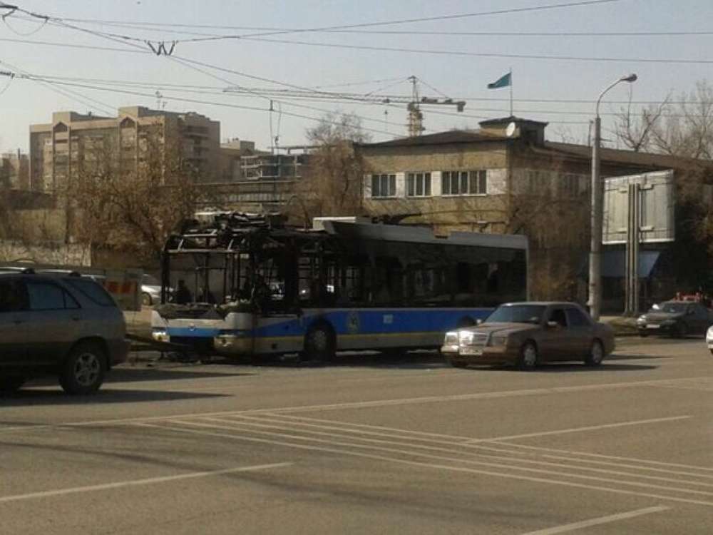 В Алматы сгорел троллейбус