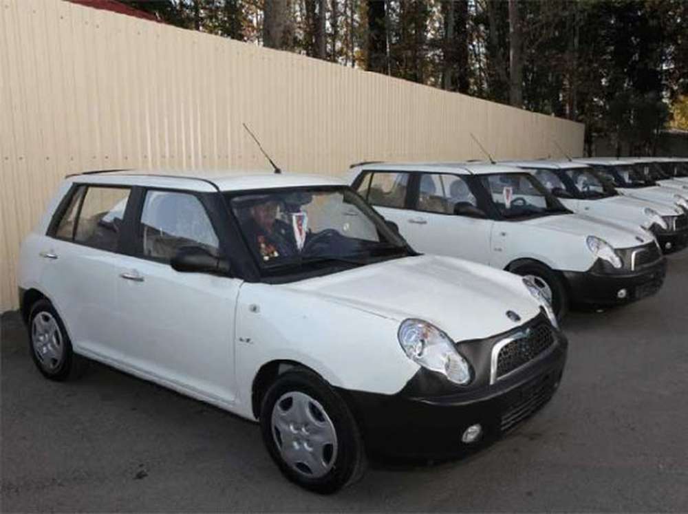 Ильхам Алиев подарил инвалидам войны 100 автомобилей