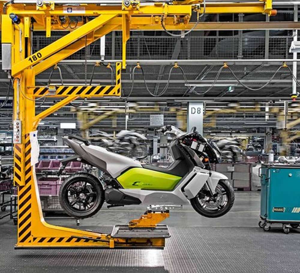 BMW запустили серийное производство электроскутеров C Evolution