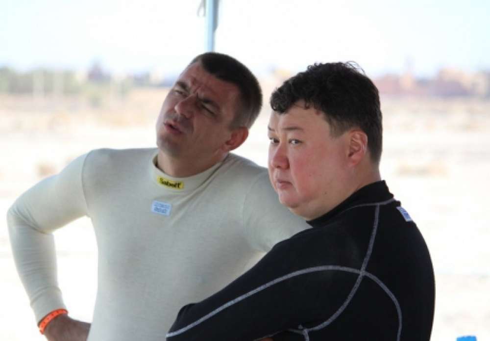 Казахстанские гонщики преодолели первый этап ралли в ОАЭ