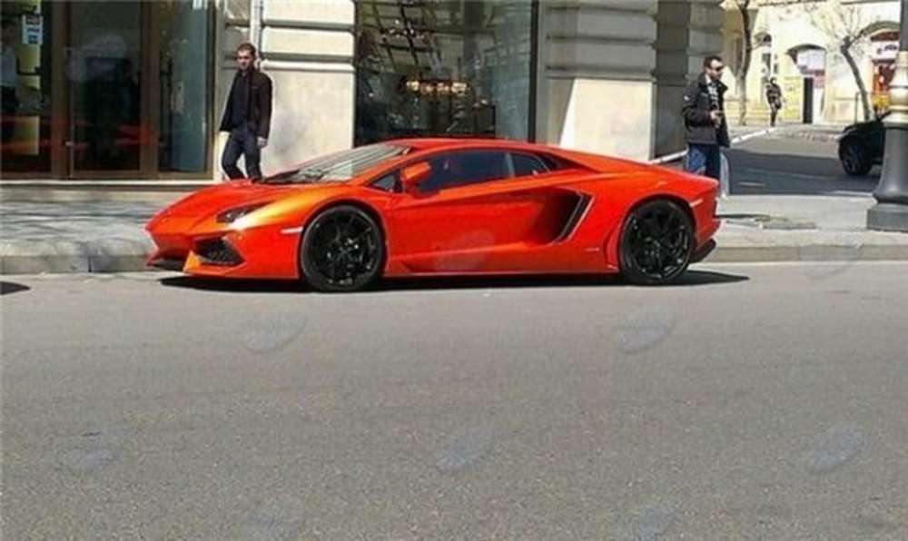 На улицах Баку появился Lamborghini за миллион долларов