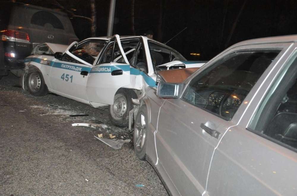Mercedes на полном ходу протаранил полицейское авто в Алматы
