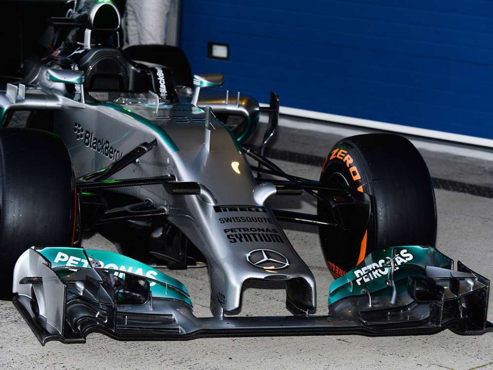Короткий носовой обтекатель Mercedes прошел краш-тест