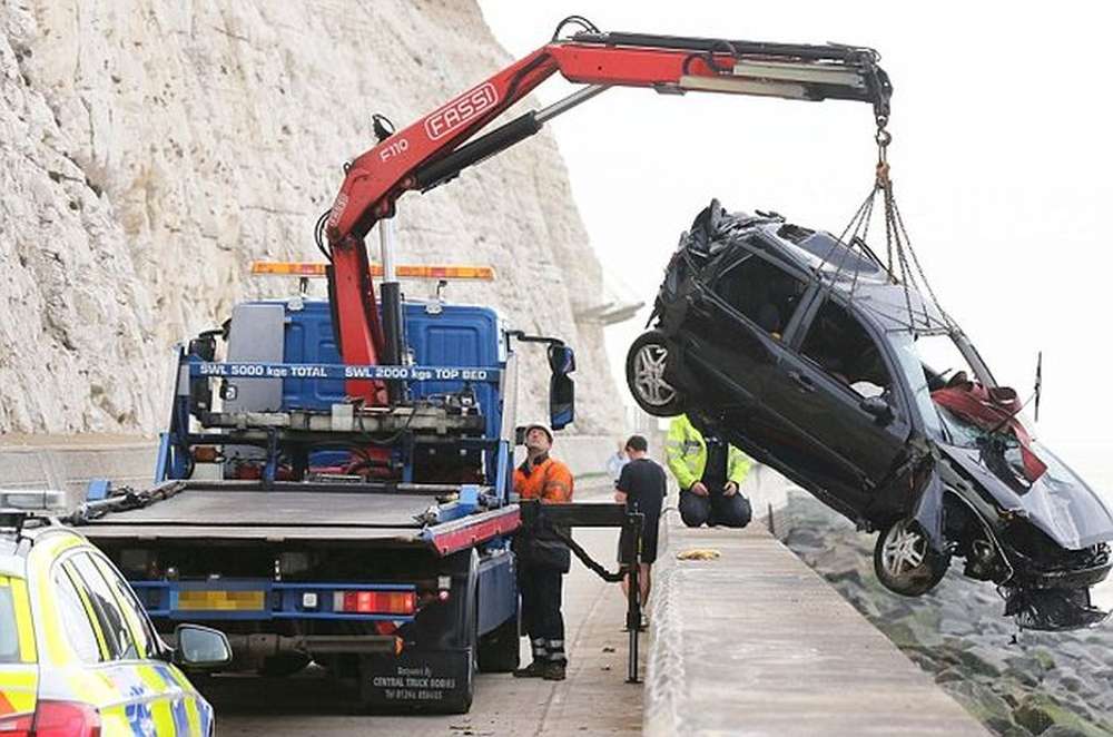 Водитель упал с 25-метровой высоты и выжил
