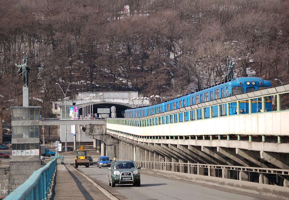 В Киеве ограничат движение по мосту Метро и Южному мосту