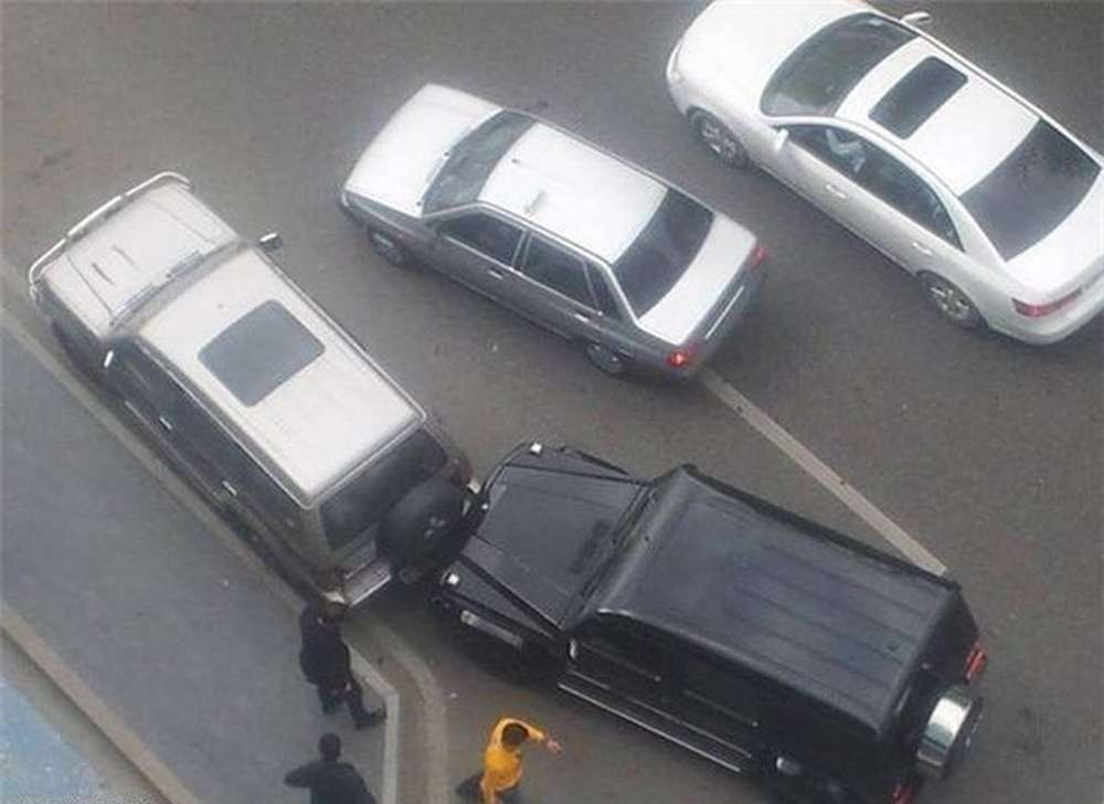 Еще один провал ГАИ: эвакуатор уронил Gelandewagen