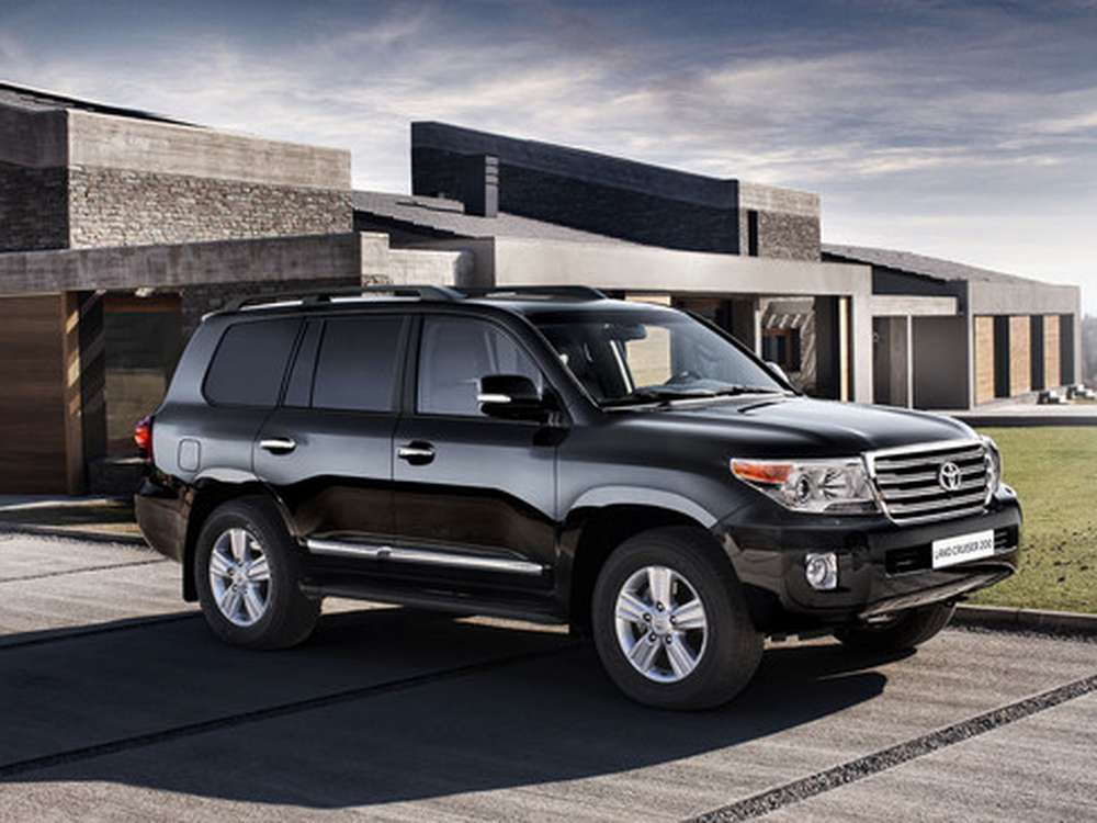 В Актау неизвестные подожгли автомобиль Toyota Land Cruiser 200
