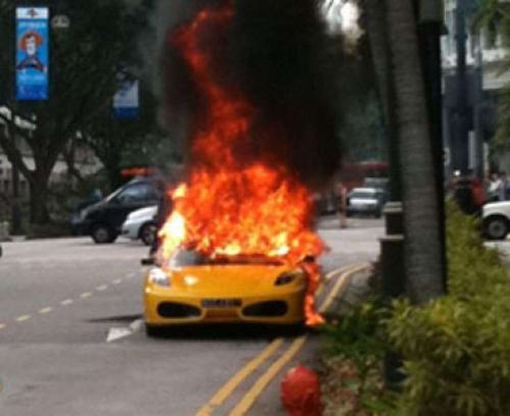 В Гонконге сгорел суперкар Ferrari FF