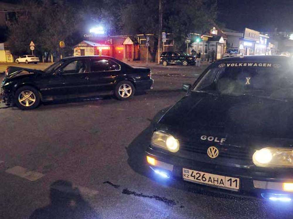 В Алматы Хёндай перевернулся на парней, толкавших заглохший Фольксваген