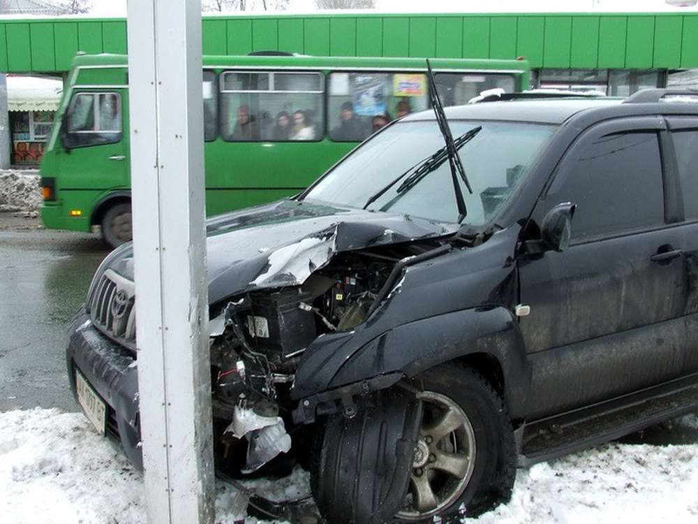 В Актау автомобиль врезался в опору рекламной конструкции