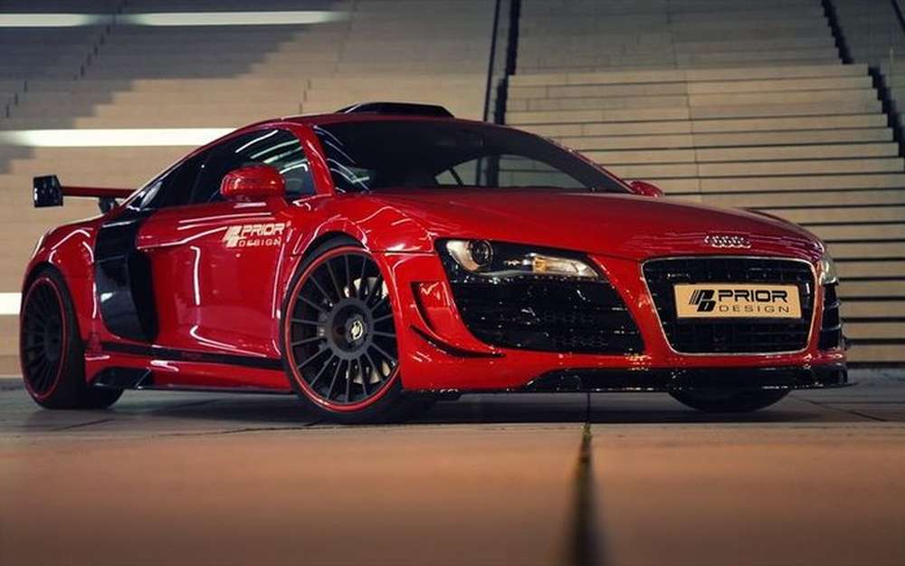 Мужчину пришлось эвакуировать из суперкара Audi R8