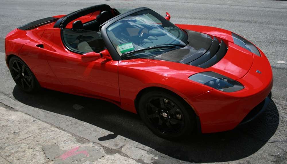 Tesla представит обновленный Roadster до конца года
