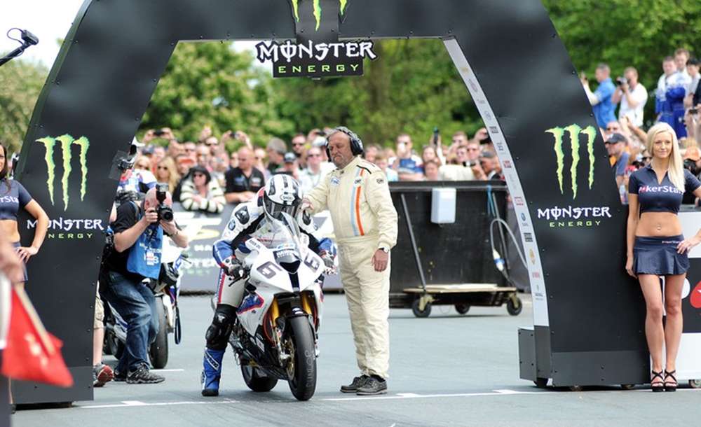 Майкл Данлоп выиграл 2-ую гонку Supersport TT 2014