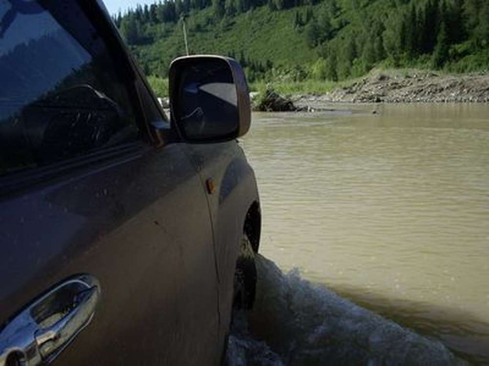 Land Cruiser «улетел» в речку в Алматы