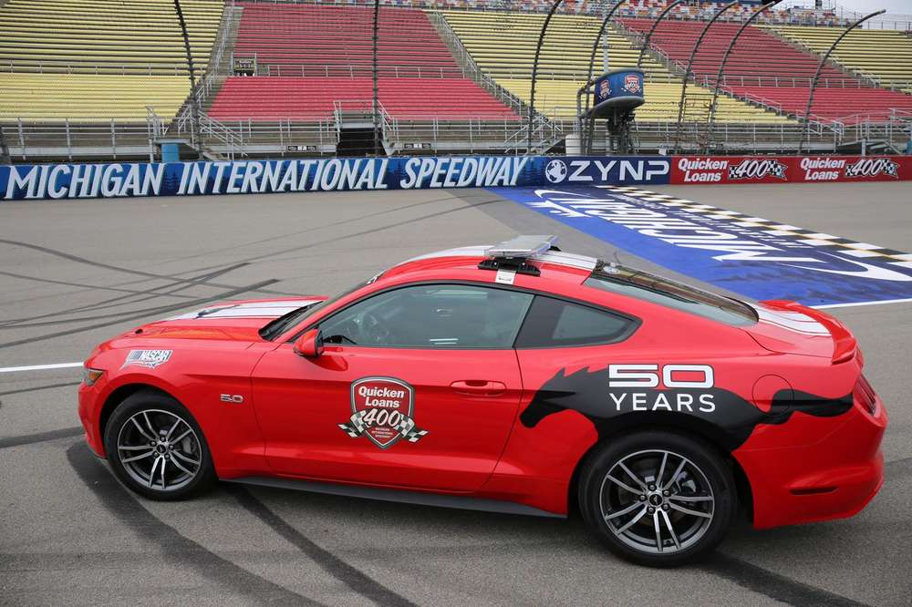 Ford представил пейс-кар Mustang GT 2015