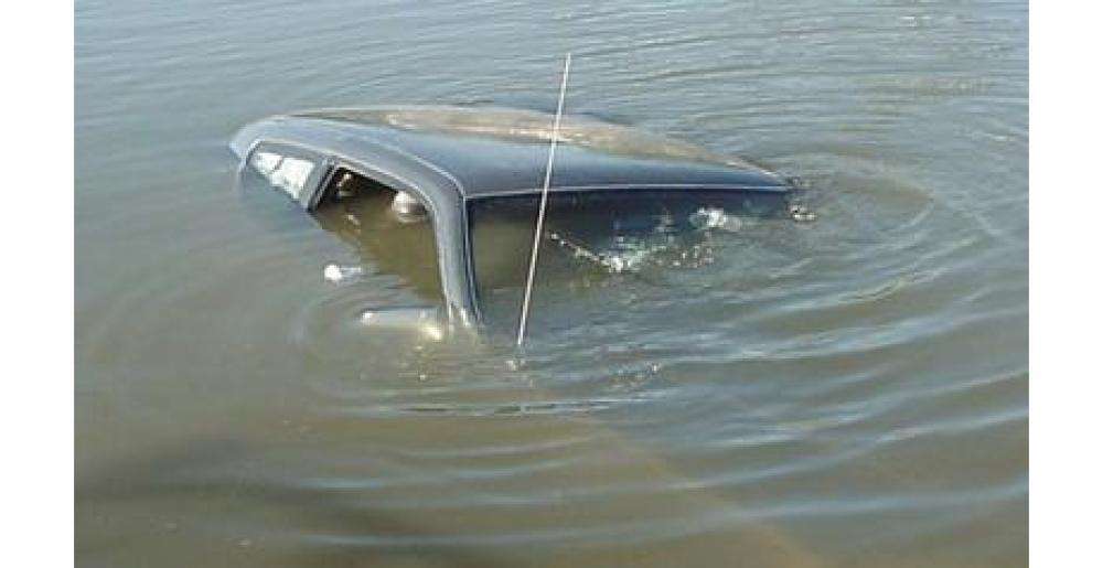 Свадебное авто упало в реку из-за пьяного водителя в Актобе