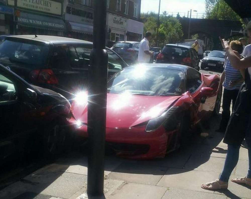 В Лондоне Ferrari 458 Italia «прошлась» по припаркованным автомобилям