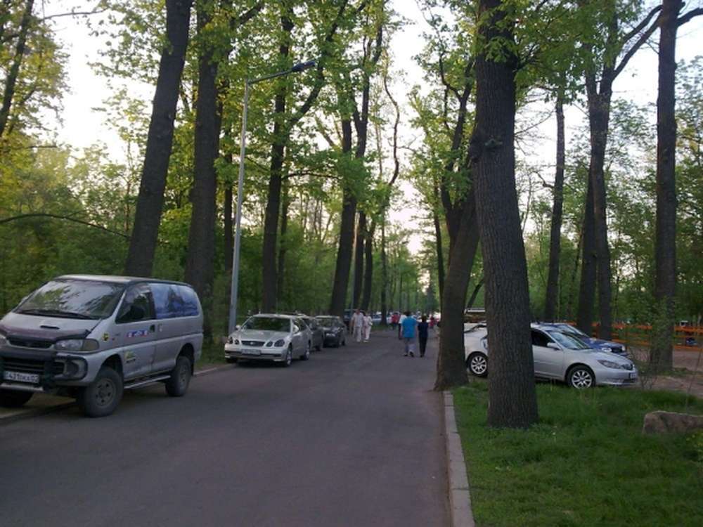 В центральный парк Алматы запретят въезд на автомобиле